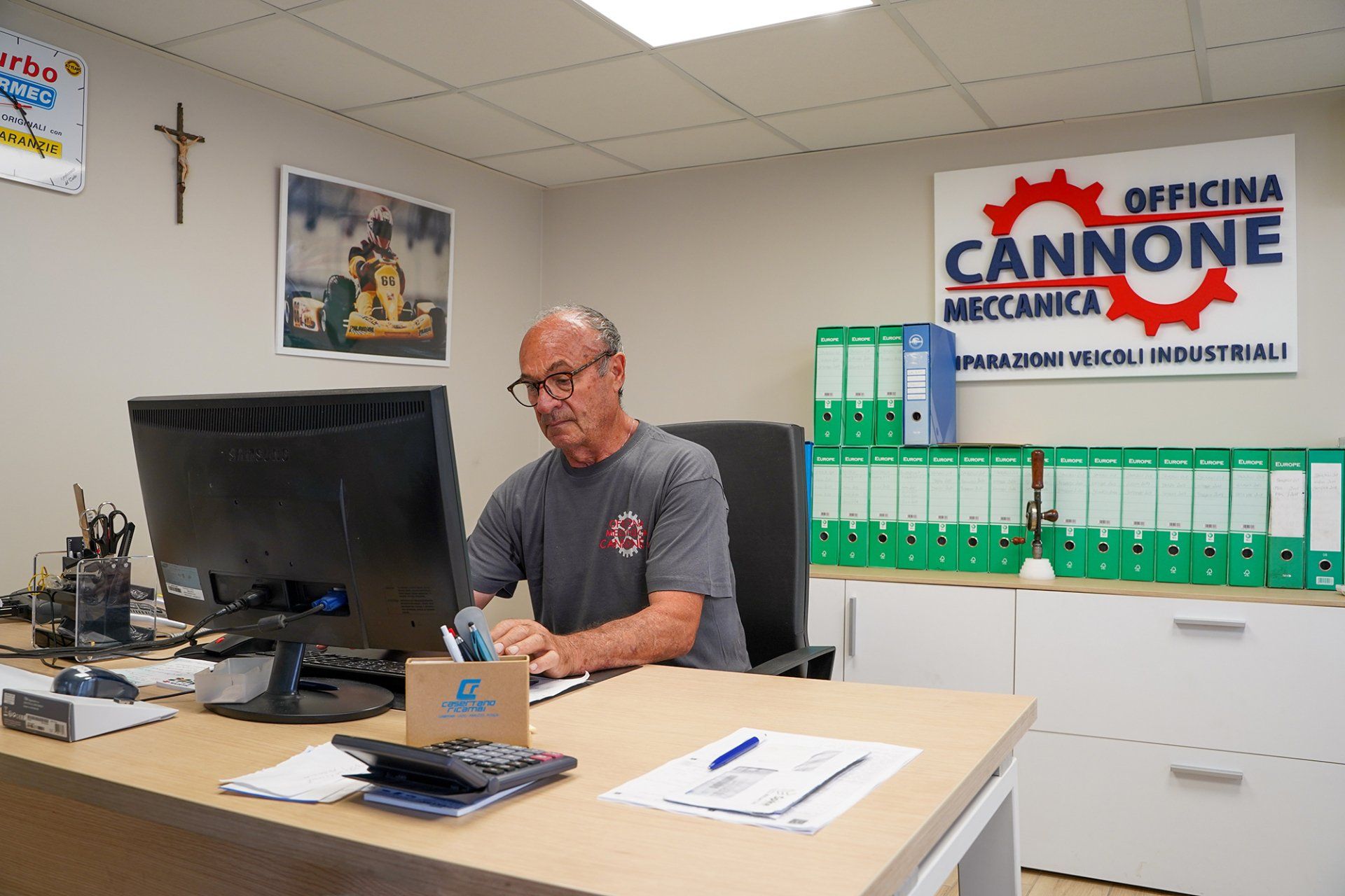 Meccanico al lavoro nell'officina Cannone